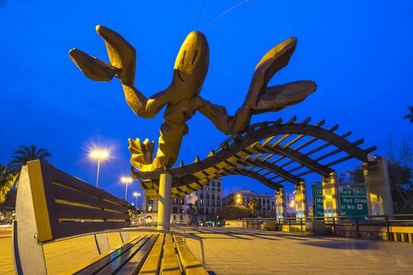 Escultura La Gamba de Mariscal en la costa de Port Vell de — Foto de Stock