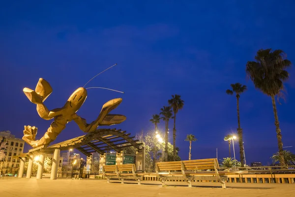 Escultura La Gamba de Mariscal en la costa de Port Vell de — Foto de Stock