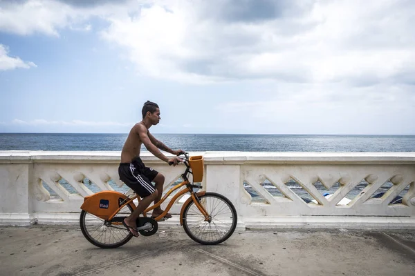 Mindenki élvezi a Farol de Barra beach — Stock Fotó