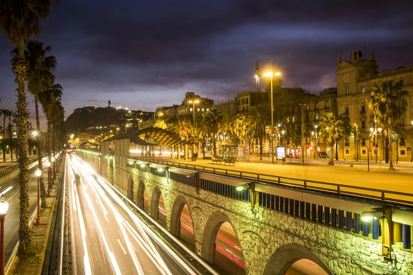 Tráfico nocturno en la Avenida Litoral Ronda en la costa de Barcel — Foto de Stock
