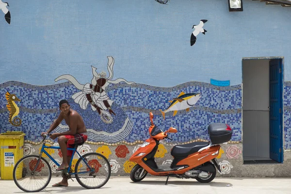 Adolescente nel tempio di Yemanja in Salvador Brasile — Foto Stock