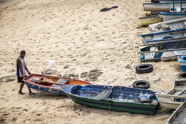 Pescador que trabaja en la costa de Salvador —  Fotos de Stock