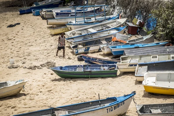 Pescador que trabalha na costa de Salvador — Fotografia de Stock