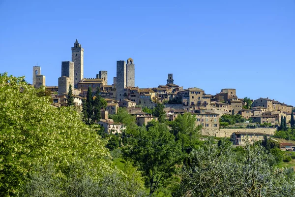 San Gimignano is een kleine middeleeuwse heuvel stad in Toscane — Stockfoto