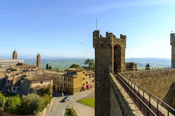 Panoramautsikt över staden från Fortezza di Montalcino slott — Stockfoto