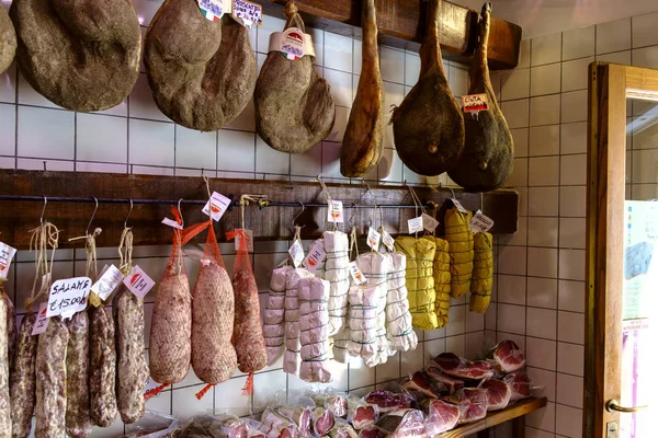 Productos regionales tradicionales en una tienda en Pienza — Foto de Stock