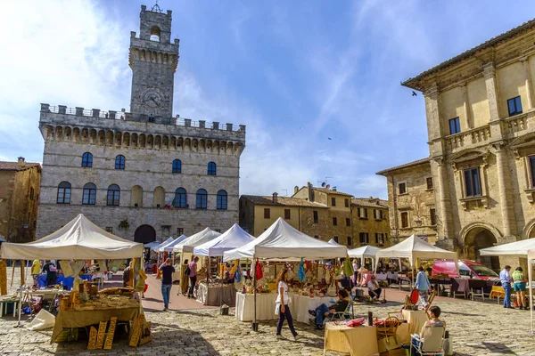 Piazza Grande Square en Palazzo Contuzzi, Montepulciano, Siena — Stockfoto