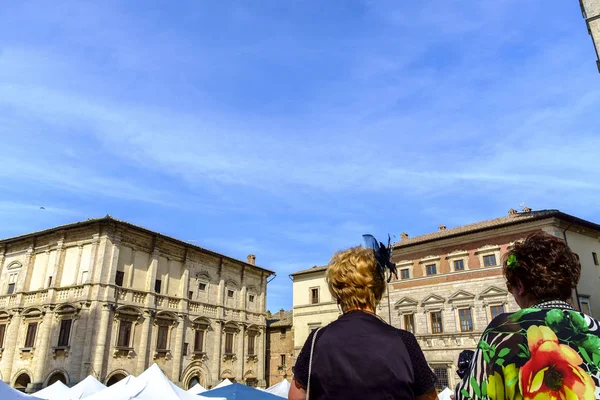 Piazza Grande Square and Palazzo Contuzzi, Montepulciano, Siena — Stock Photo, Image