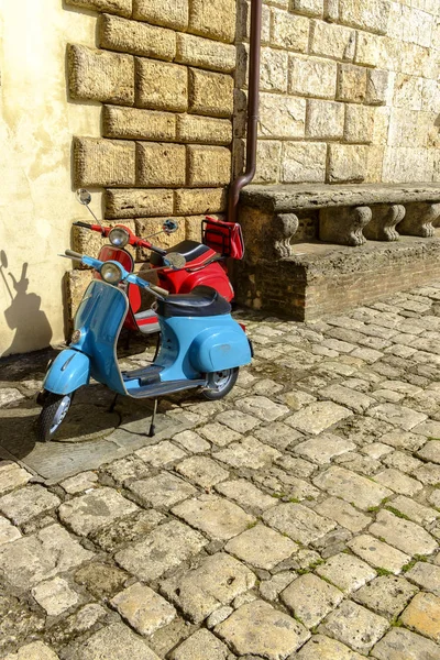 Two classic italian motorcycles in the street of Montepulciano — Stock Photo, Image