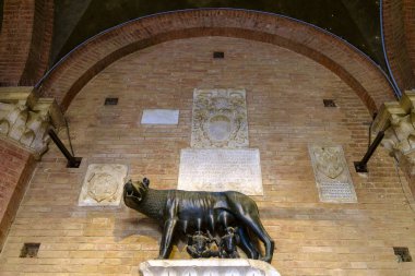 She-wolf Romulus ve Remus Palazzo Pubblico içinde