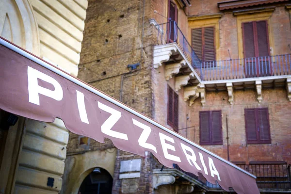 Pizzeria at Piazza del Campo is the main square of Siena — Stock Photo, Image