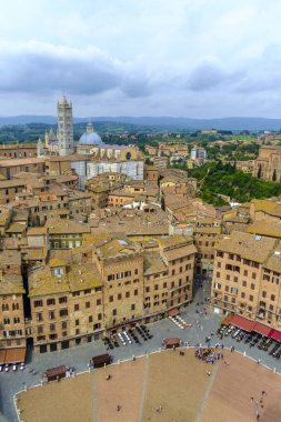 Siena 'daki Piazza del Campo, Palazzo' daki Torre del Mangia manzaralı.