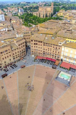 Siena 'daki Piazza del Campo, Palazzo' daki Torre del Mangia manzaralı.