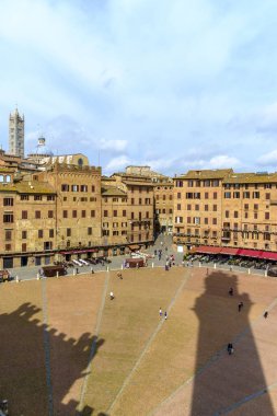 Siena 'daki Piazza del Campo, Palazzo' daki Torre del Mangia manzaralı.