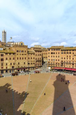 Siena 'daki Piazza del Campo, Palazzo' daki Torre del Mangia manzaralı.