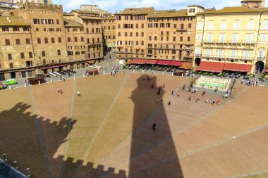 Siena 'daki Piazza del Campo, Palazzo' daki Torre del Mangia manzaralı.