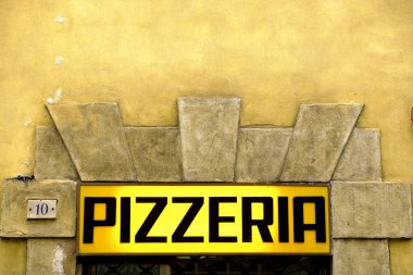 Pizzacı işareti şehir, şehir sokaklarında