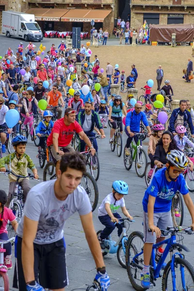Ομάδα παιδιών και γονέων για μια βόλτα με ποδήλατο — Φωτογραφία Αρχείου