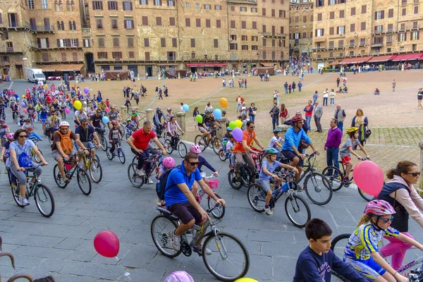 Groep kinderen en ouders op een fietstocht — Stockfoto