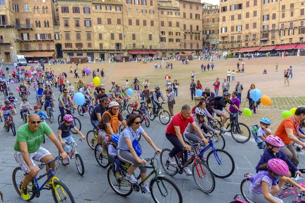 Ομάδα παιδιών και γονέων για μια βόλτα με ποδήλατο μέσα στην πόλη ce — Φωτογραφία Αρχείου