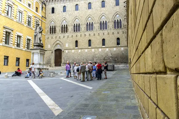 Groep toerist in een vierkant in Siena Toscane Italië — Stockfoto