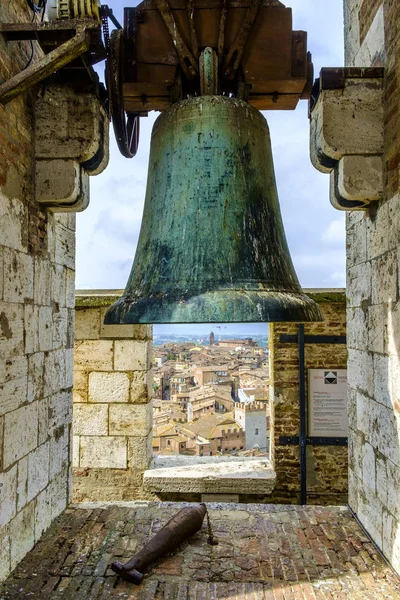 Campana en la cima de la Torre del Mangia en Palazzo Pubblico Siena Tu — Foto de Stock