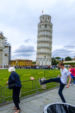 Pisa Kulesi önünde fotoğraf çekmek turist