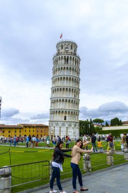 Pisa Kulesi önünde fotoğraf çekmek turist