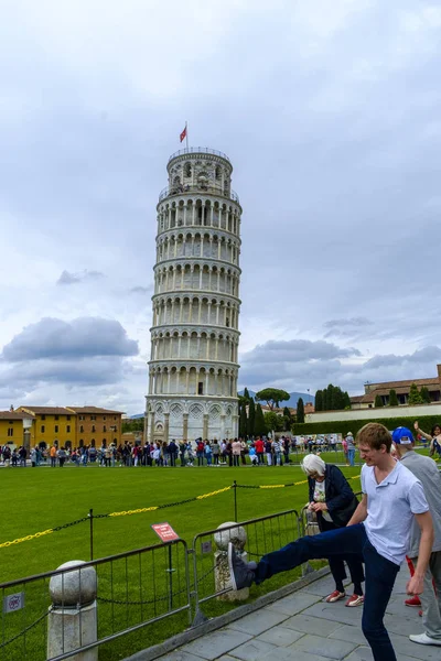 Pisa Kulesi önünde fotoğraf çekmek turist — Stok fotoğraf