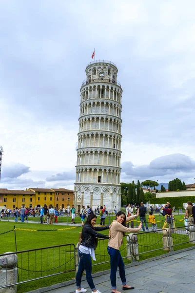 Turistas tomando fotos frente a la Torre Inclinada de Pisa — Foto de Stock