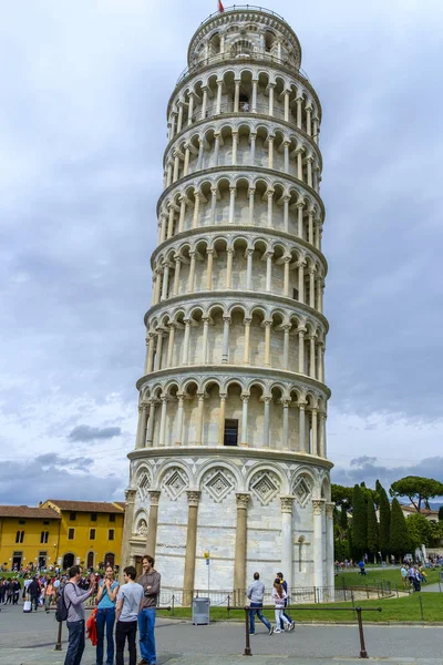 Turistler önünde Leaning Tower of Pisa — Stok fotoğraf