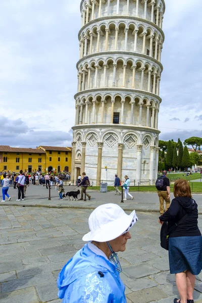 Turistler önünde Leaning Tower of Pisa — Stok fotoğraf