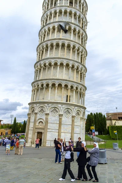 Turistler önünde Leaning Tower of Pisa — Stok fotoğraf