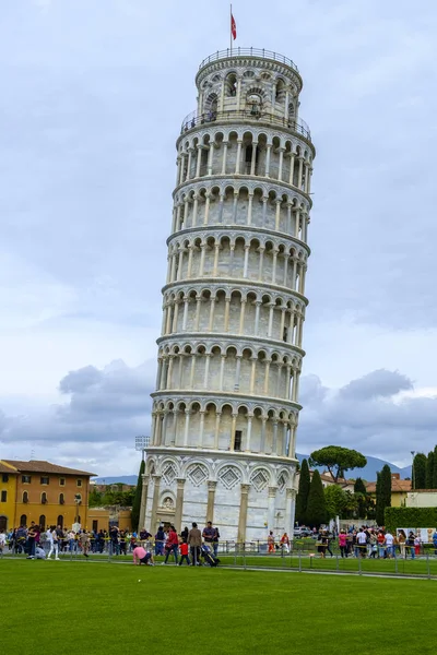 Turistler önünde Leaning Tower of Pisa — Stok fotoğraf