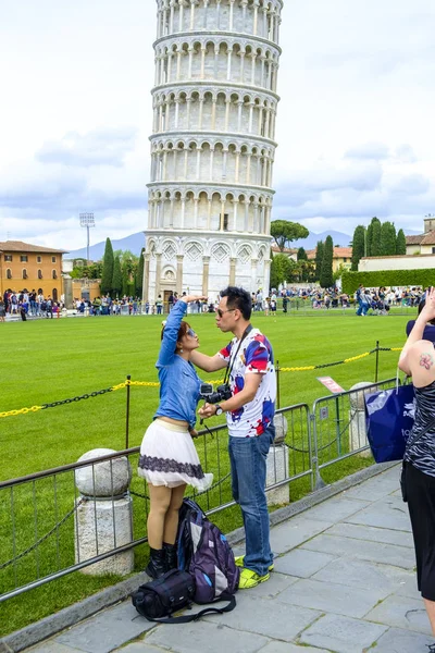 Turistler önünde Leaning Tower of Pisa — Stok fotoğraf