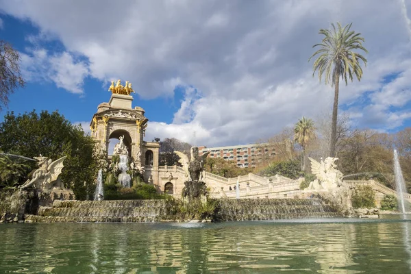 Cascada de fuentes diseñada por Josep Fontsere en el Parque de la Ciutadella i —  Fotos de Stock