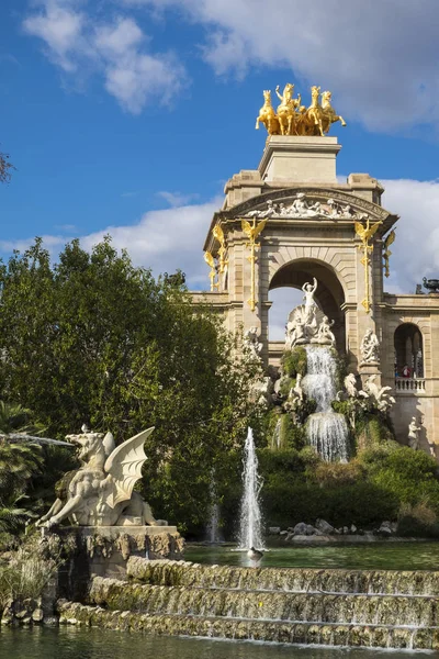 Fountain cascade designed by Josep Fontsere in Ciutadella Park i — Stock Photo, Image