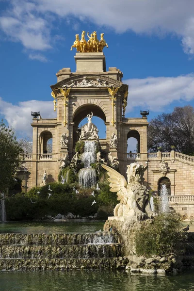 Fountain cascade designed by Josep Fontsere in Ciutadella Park i — Stock Photo, Image