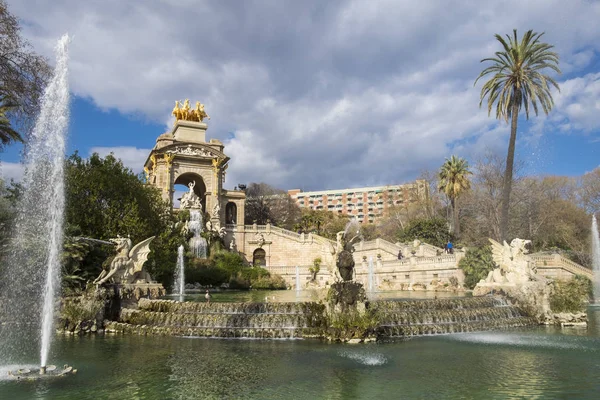 Fontana a cascata progettata da Josep Fontsere nel Parco della Ciutadella i — Foto Stock