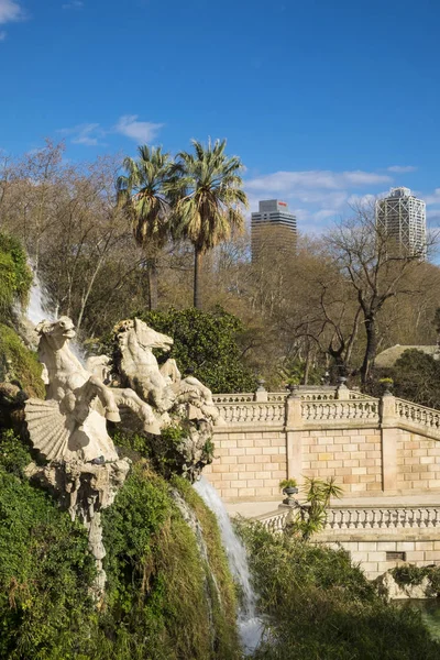 Fontein trapsgewijs ontworpen door Josep Fontsere in Ciutadella Park i — Stockfoto