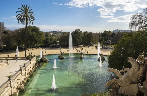 Fontän cascade designad av Josep Fontsere i Ciutadella Park i — Stockfoto