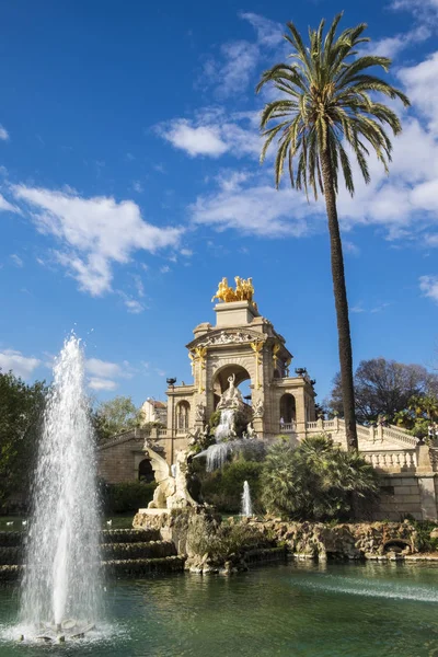 Fontän cascade designad av Josep Fontsere i Ciutadella Park i — Stockfoto