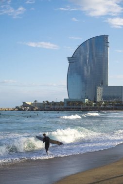 Barceloneta popüler plaj sörf
