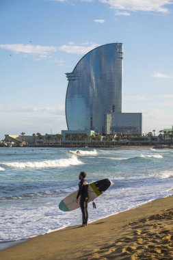 Barceloneta popüler plaj sörf