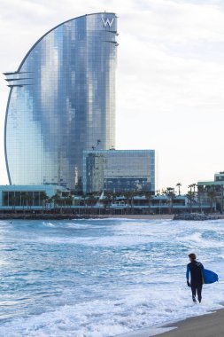 Barceloneta popüler plaj sörf