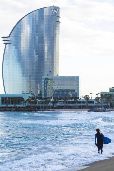 Surfen am beliebten Strand von Barceloneta — Stockfoto