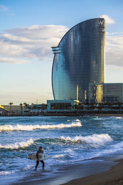 Surf en la popular playa de la Barceloneta —  Fotos de Stock