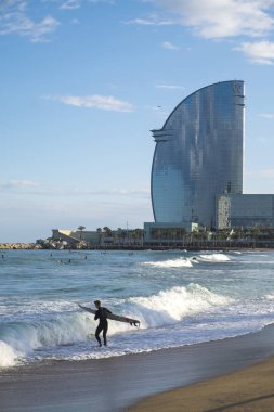 Barceloneta popüler plaj sörf