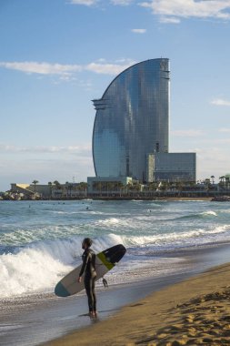 Barceloneta popüler plaj sörf