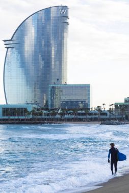 Barceloneta popüler plaj sörf